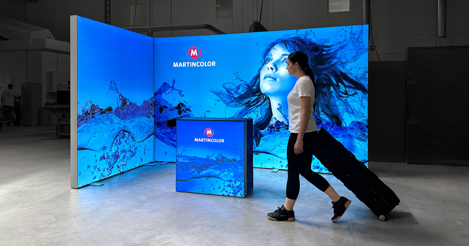 transport-of-an-led-exhibition-wall-the-transport-case-fits-in-a-car