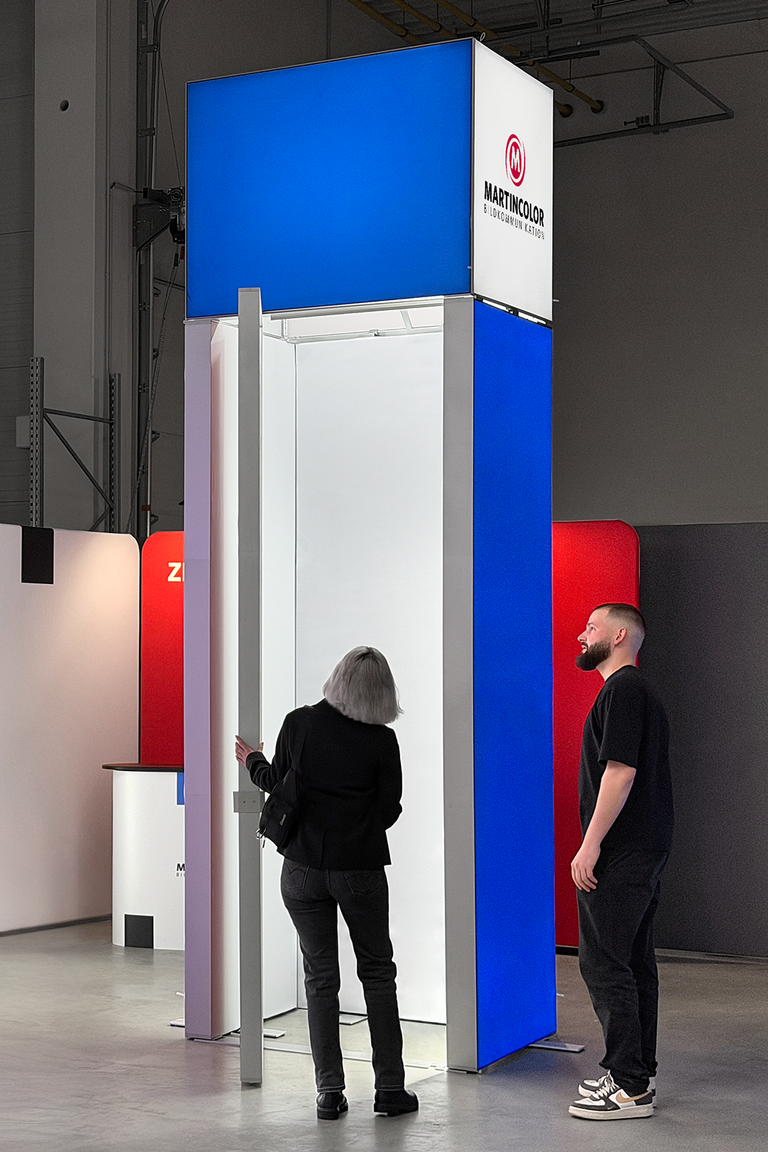 4 Meter hohe XL-Leuchtsäule mit integrierter Tür und unsichtbarem Stauraum für Werbematerialien 4 Meter hohe XL-Leuchtsäule mit integrierter Tür und unsichtbarem Stauraum für Werbematerialien